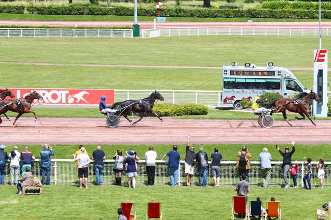 Photo d'arrivée de la course pmu PRIX D'HERMONVILLE à ENGHIEN le Samedi 15 juin 2019