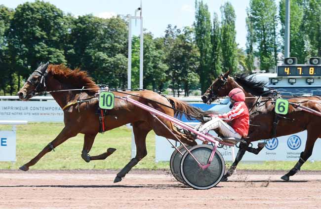 Photo d'arrivée de la course pmu PRIX D'HAUTERIVE à VICHY le Lundi 17 juin 2019