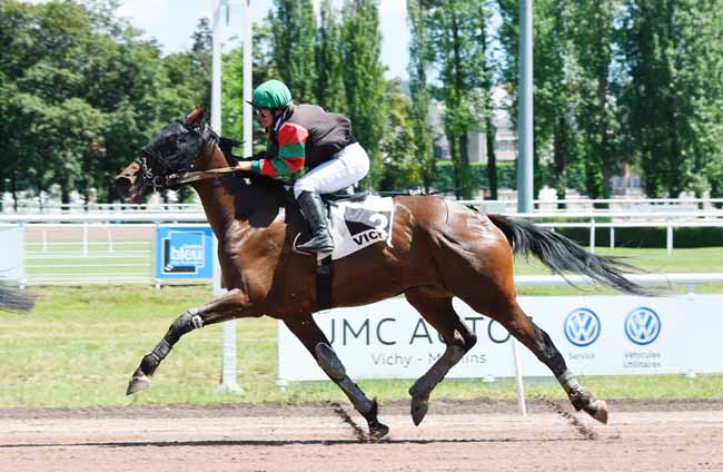 Photo d'arrivée de la course pmu PRIX BELLINO II à VICHY le Lundi 17 juin 2019