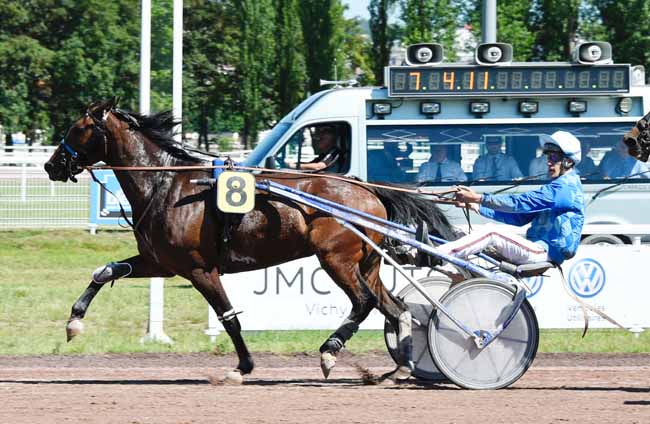 Photo d'arrivée de la course pmu PRIX DE DIVONNE-LES-BAINS à VICHY le Lundi 17 juin 2019
