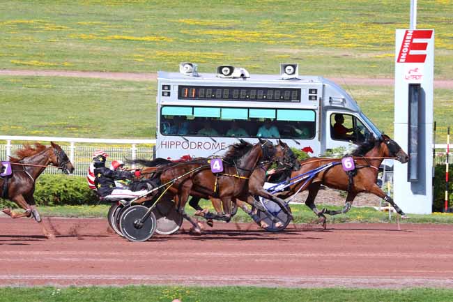 Photo d'arrivée de la course pmu PRIX DE LA PLACE DES ALPES à ENGHIEN le Samedi 29 juin 2019