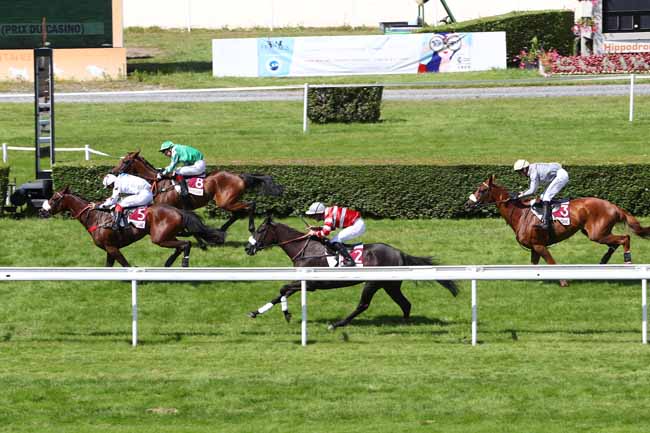 Photo d'arrivée de la course pmu PRIX RESEAUX - FEMMES ET CHALLENGES à CLAIREFONTAINE le Lundi 1 juillet 2019