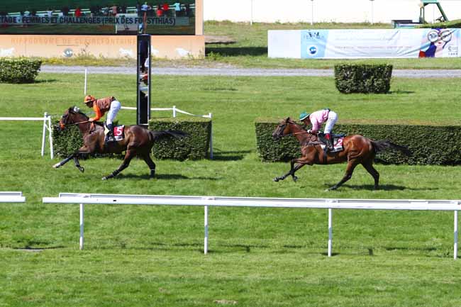 Photo d'arrivée de la course pmu PRIX PARTAGE - FEMMES ET CHALLENGES à CLAIREFONTAINE le Lundi 1 juillet 2019