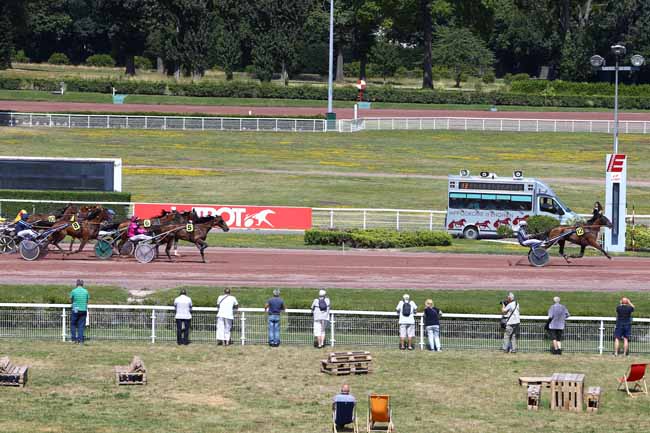 Photo d'arrivée de la course pmu PRIX DE LA TOUR EIFFEL à ENGHIEN le Mercredi 3 juillet 2019