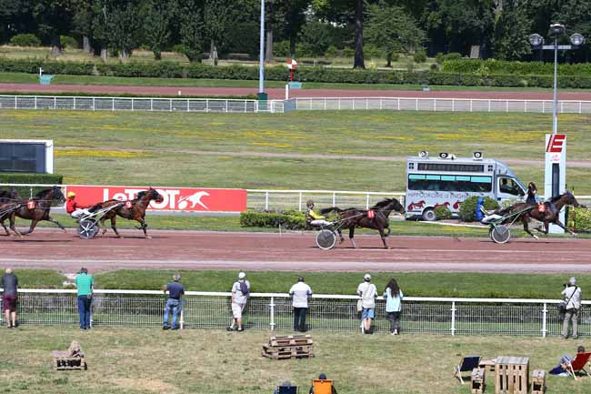 Photo d'arrivée de la course pmu PRIX DU PANTHEON à ENGHIEN le Mercredi 3 juillet 2019