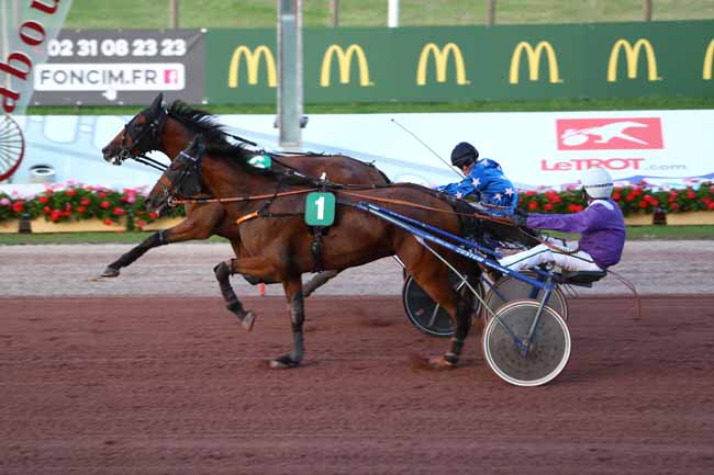 Photo d'arrivée de la course pmu PRIX DE BAGNOLES-DE-L'ORNE à CABOURG le Vendredi 5 juillet 2019