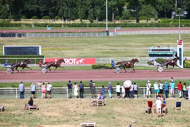 Photo d'arrivée de la course pmu PRIX DU MOULIN ROUGE à ENGHIEN le Samedi 6 juillet 2019