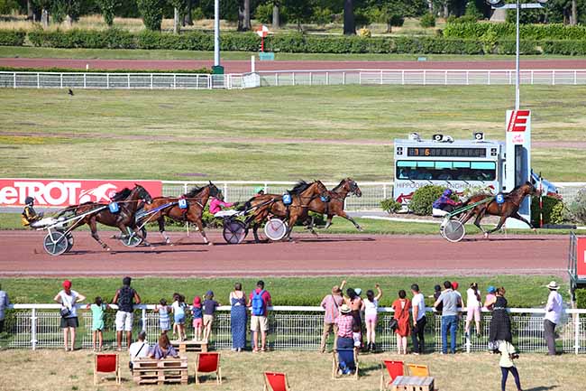 Photo d'arrivée de la course pmu PRIX DE L'ECOLE MILITAIRE à ENGHIEN le Samedi 6 juillet 2019