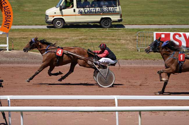 Photo d'arrivée de la course pmu PRIX DE LA VILLE MARIE à CHATEAUBRIANT le Mardi 9 juillet 2019