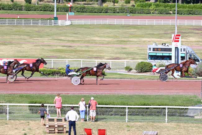 Photo d'arrivée de la course pmu PRIX QUIPROQUO II à ENGHIEN le Mercredi 10 juillet 2019