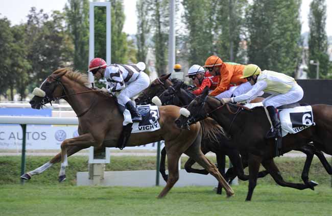 Photo d'arrivée de la course pmu PRIX D'AGONGES à VICHY le Lundi 15 juillet 2019