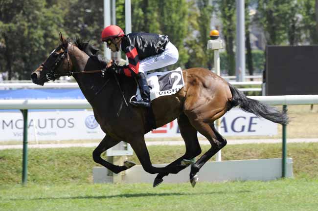 Photo d'arrivée de la course pmu PRIX MADAME JEAN COUTURIE à VICHY le Lundi 15 juillet 2019