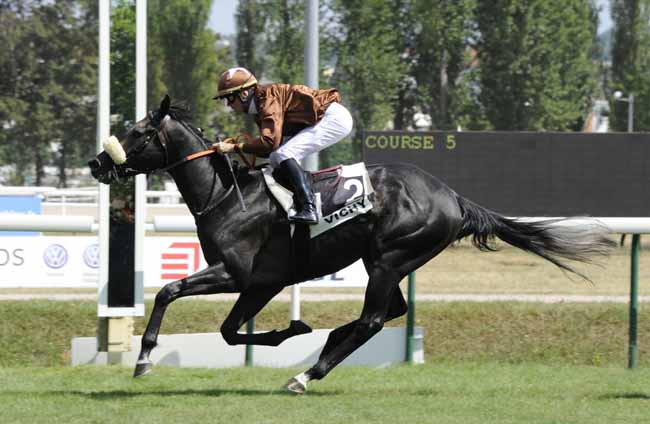 Photo d'arrivée de la course pmu PRIX EQUIDIA à VICHY le Lundi 15 juillet 2019