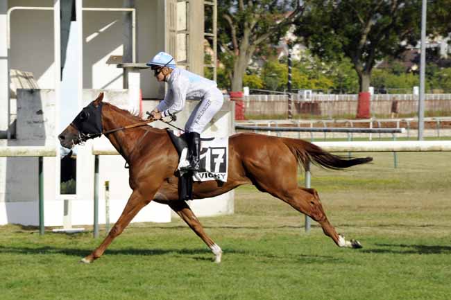 Photo d'arrivée de la course pmu PRIX DE L'ALLIER à VICHY le Mardi 16 juillet 2019