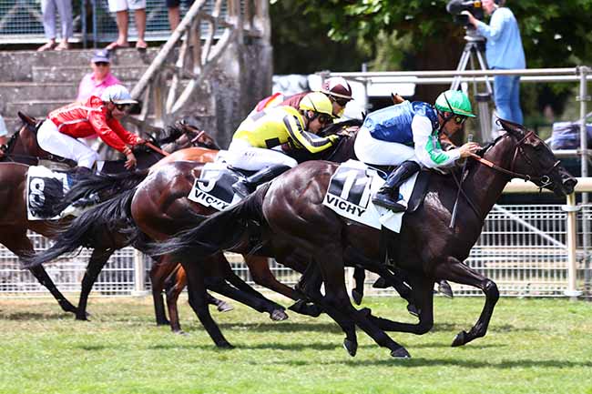 Photo d'arrivée de la course pmu PRIX DU HARAS DE BOUQUETOT - JACQUES BOUCHARA à VICHY le Jeudi 18 juillet 2019