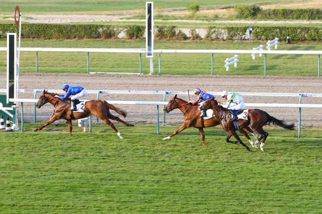 Photo d'arrivée de la course pmu PRIX DES ORFEVRES à DEAUVILLE le Jeudi 25 juillet 2019