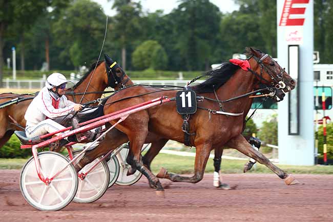 Photo d'arrivée de la course pmu PRIX DE LA PLACE RODIN à ENGHIEN le Jeudi 25 juillet 2019