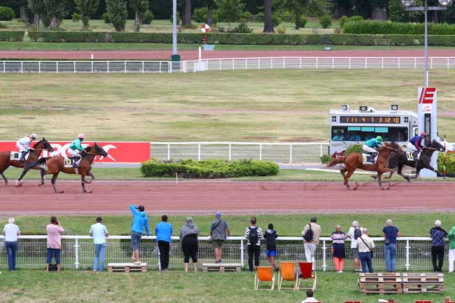 Photo d'arrivée de la course pmu PRIX DE LA PLACE SAINT-MICHEL à ENGHIEN le Mercredi 31 juillet 2019