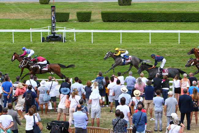 Photo d'arrivée de la course pmu PRIX CONFRERIE DES COMPAGNONS DU FROMAGE NEUFCHATEL à CLAIREFONTAINE le Jeudi 1 août 2019