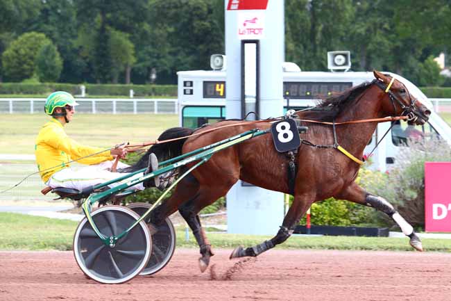 Photo d'arrivée de la course pmu PRIX DE BANDOL à ENGHIEN le Samedi 3 août 2019