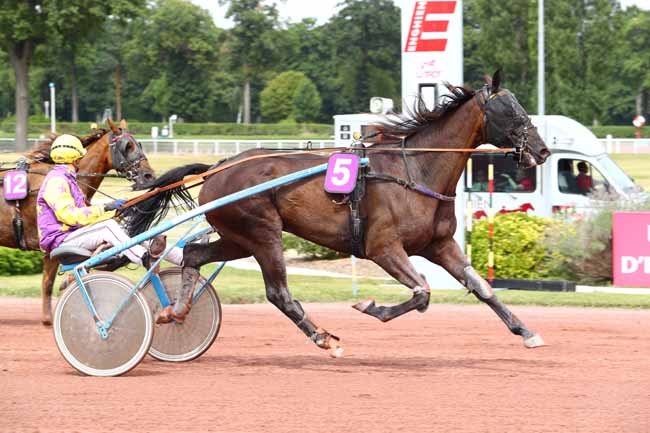 Photo d'arrivée de la course pmu PRIX DE BALIZAC à ENGHIEN le Samedi 3 août 2019