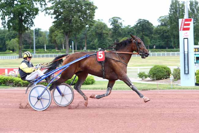 Photo d'arrivée de la course pmu PRIX DE CHALONS-DU-MAINE à ENGHIEN le Dimanche 4 août 2019