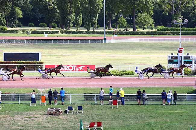 Photo d'arrivée de la course pmu PRIX DE LA PORTE DE MONTREUIL à ENGHIEN le Jeudi 8 août 2019