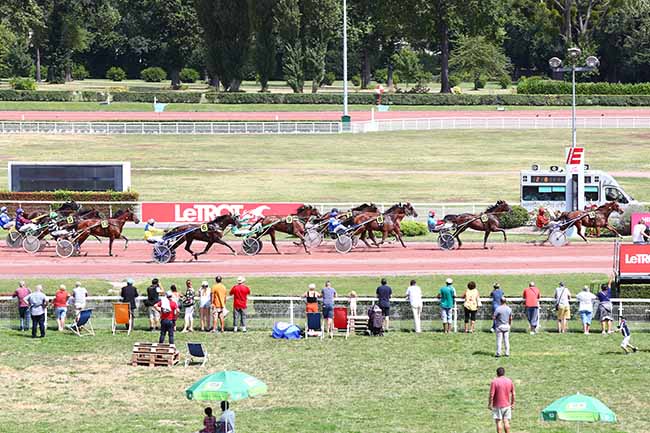 Photo d'arrivée de la course pmu PRIX DE LA PLACE DENFERT-ROCHEREAU à ENGHIEN le Jeudi 8 août 2019