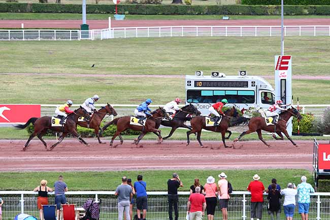 Photo d'arrivée de la course pmu PRIX DE LA PLACE VAUBAN à ENGHIEN le Jeudi 8 août 2019