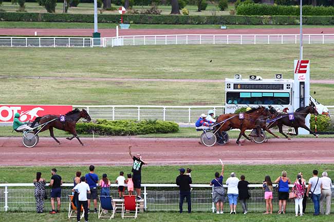 Photo d'arrivée de la course pmu PRIX DE LA PORTE D'ITALIE à ENGHIEN le Jeudi 8 août 2019