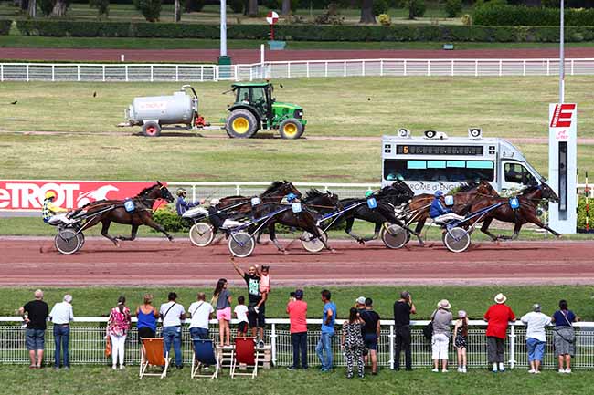 Photo d'arrivée de la course pmu PRIX DE LA HAUTE-SAONE à ENGHIEN le Jeudi 8 août 2019