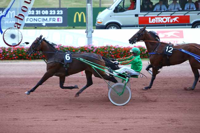 Photo d'arrivée de la course pmu PRIX EQUIDIA CLUB à CABOURG le Vendredi 9 août 2019