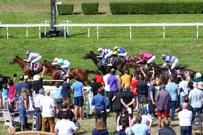 Photo d'arrivée de la course pmu PRIX DU PAYS D'AUGE - DEFI DU GALOP à CLAIREFONTAINE le Vendredi 9 août 2019