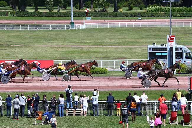 Photo d'arrivée de la course pmu PRIX DE L'HOTEL DE VILLE à ENGHIEN le Samedi 10 août 2019