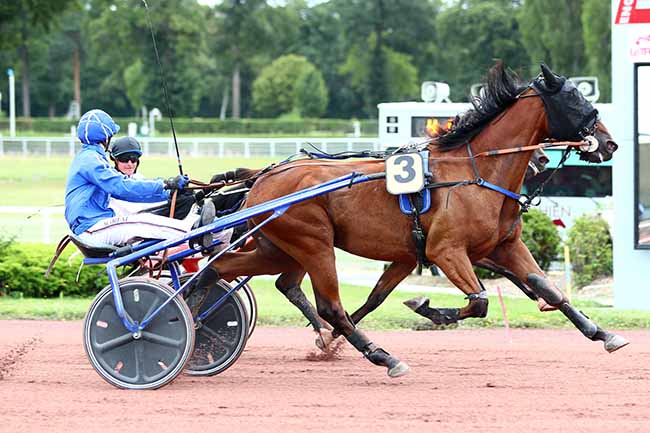 Photo d'arrivée de la course pmu PRIX DE LA PORTE D'ASNIERES à ENGHIEN le Dimanche 11 août 2019