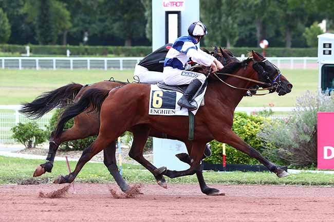 Photo d'arrivée de la course pmu PRIX DE LA PLACE DE VALOIS à ENGHIEN le Dimanche 11 août 2019