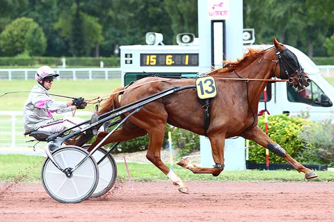 Photo d'arrivée de la course pmu PRIX PARIS-TURF à ENGHIEN le Dimanche 11 août 2019