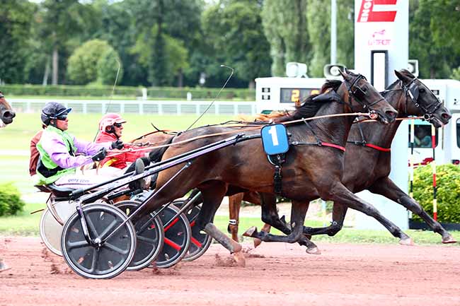 Photo d'arrivée de la course pmu PRIX DE JOUY-LE-MOUTIER à ENGHIEN le Dimanche 11 août 2019