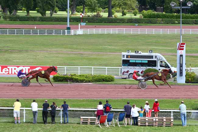 Photo d'arrivée de la course pmu PRIX DE LA PLAINE MONCEAU à ENGHIEN le Mercredi 14 août 2019