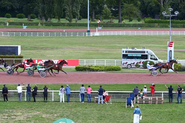 Photo d'arrivée de la course pmu PRIX DE LA PORTE BRUNET à ENGHIEN le Mercredi 14 août 2019