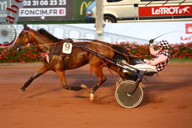 Photo d'arrivée de la course pmu PRIX DE VILLEDIEU-LES-POELES à CABOURG le Vendredi 16 août 2019