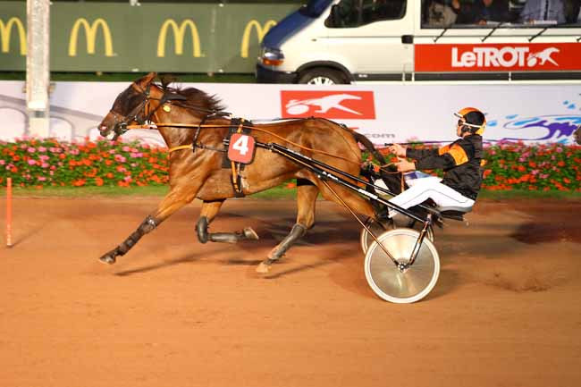 Photo d'arrivée de la course pmu PRIX DE BOURIGNY à CABOURG le Vendredi 16 août 2019