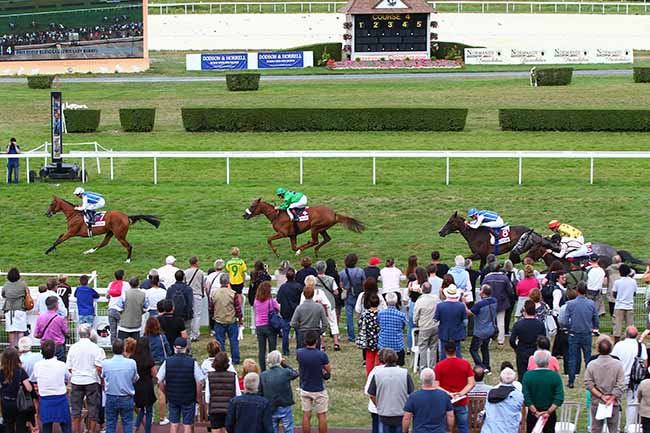 Photo d'arrivée de la course pmu PRIX ECOLE BLONDEAU à CLAIREFONTAINE le Vendredi 16 août 2019
