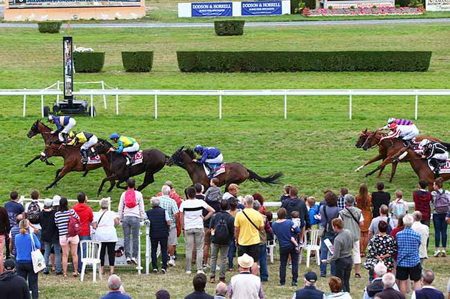 Photo d'arrivée de la course pmu PRIX DOMAINE DU CINQUAU à CLAIREFONTAINE le Vendredi 16 août 2019