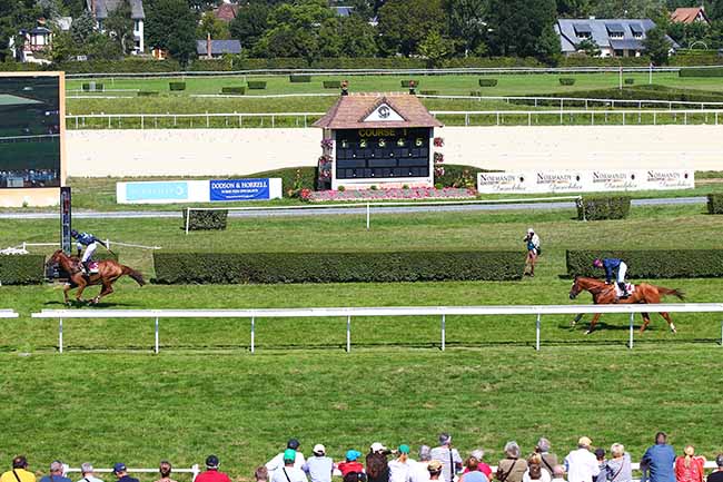 Photo d'arrivée de la course pmu GRAND STEEPLE-CHASE VILLE DE DEAUVILLE à CLAIREFONTAINE le Jeudi 22 août 2019