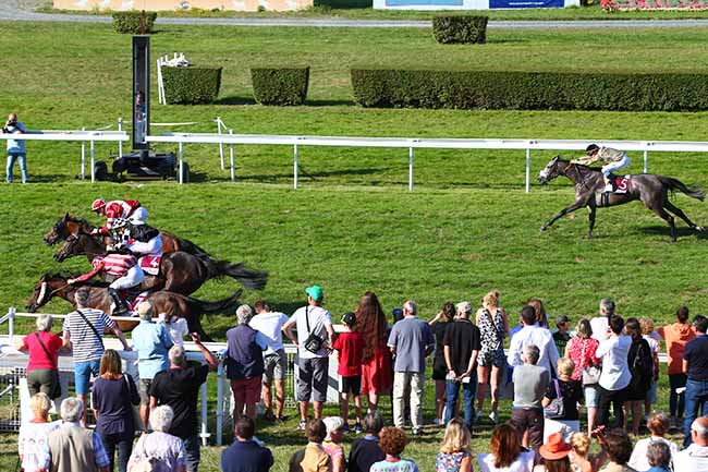 Photo d'arrivée de la course pmu PRIX REVE LA BOUTIQUE à CLAIREFONTAINE le Jeudi 22 août 2019
