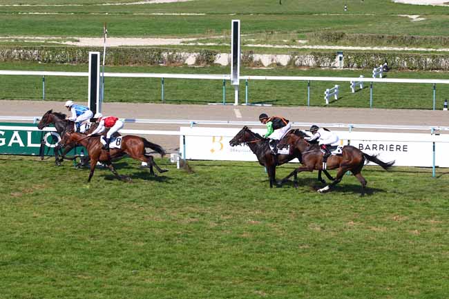 Photo d'arrivée de la course pmu LUCIEN BARRIERE GRAND PRIX DE DEAUVILLE à DEAUVILLE le Dimanche 25 août 2019