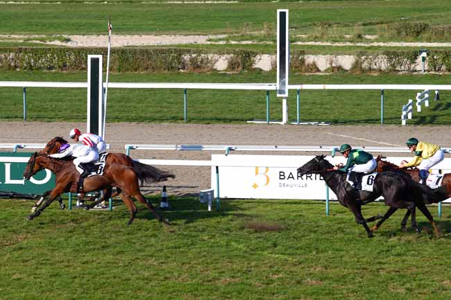 Photo d'arrivée de la course pmu PRIX HOTEL BARRIERE LE ROYAL DEAUVILLE à DEAUVILLE le Dimanche 25 août 2019