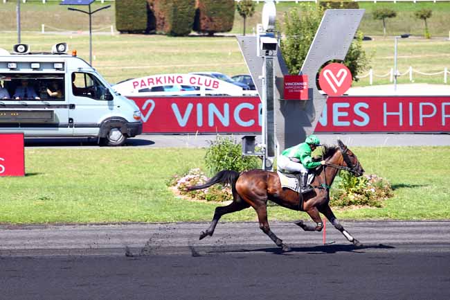 Photo d'arrivée de la course pmu PRIX DE CHATEAUMEILLANT à PARIS-VINCENNES le Lundi 26 août 2019