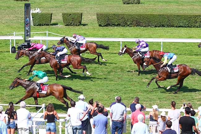 Photo d'arrivée de la course pmu PRIX DU PRE LE HOUX à CLAIREFONTAINE le Lundi 26 août 2019